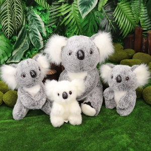 Set di peluche a forma di koala grigi e bianchi di varie dimensioni su muschio