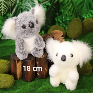 Vista dettagliata del peluche koala realistico di 18 cm con pelliccia morbida su un tronco