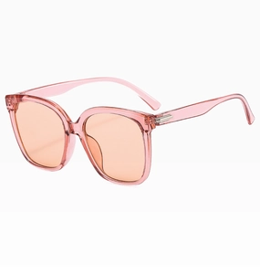 Dettaglio degli occhiali da sole rosa traslucidi con lenti arancioni e cerniera in metallo