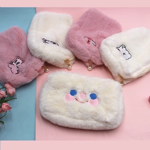 Trousse à maquillage pelucheuse avec motifs souriants, broderie ours et zip perlé