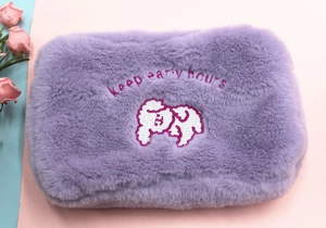Détail de la trousse de maquillage en peluche violette avec broderie chiot et texte Keep