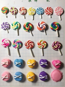 Gros plan de charms sucettes en pâte polymère colorée pour coques de téléphone DIY