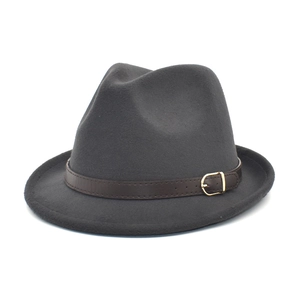Dettaglio cappello fedora in lana grigio scuro con cinturino in pelle marrone