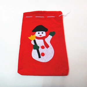 Dettaglio del sacchetto regalo di Natale in feltro rosso con applique a forma di pupazzo