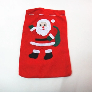 Dettaglio del motivo di Babbo Natale sul sacchetto regalo in feltro rosso natalizio
