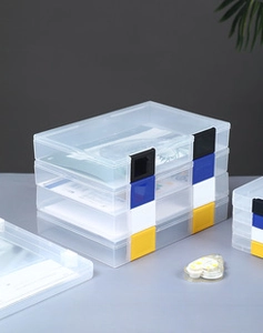 Vue détaillée de boîtes de rangement transparentes empilables avec boucles colorées