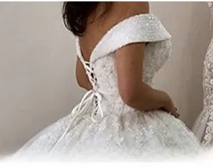 Détail de la broderie en dentelle et du laçage au dos de la robe de mariée blanche élégante