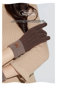 Dettaglio di guanti invernali in maglia con punte delle dita touch screen conduttive