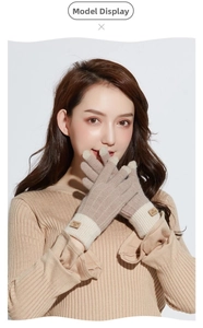 Dettaglio di guanti in maglia touch per donna in beige e crema per l'inverno caldo