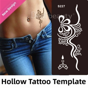 Détail du pochoir de tatouage au henné S227 sur la taille avec motif floral noir et blanc