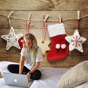 Gemütliches Schlafzimmer mit Weihnachts-Wandteppich, rustikalem Holz und Ornamenten