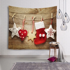 Weihnachtswandteppich mit rustikalen Holzplanken und Deko auf weißer Ziegelwand