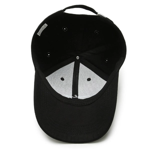 Vista interior de gorra de béisbol de algodón negro con estructura y hebilla ajustable