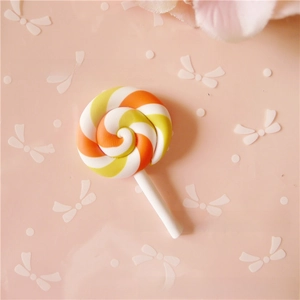 Détail macro d'une breloque sucette colorée en argile pour accessoires de cheveux DIY