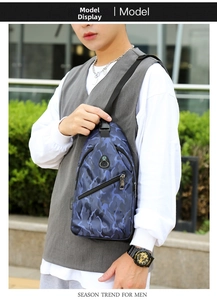 Sac de poitrine camouflage bleu en tissu imperméable avec détails de zip en métal
