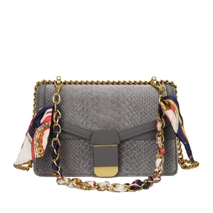 Borsa a tracolla grigia texture coccodrillo con catena dorata e foulard decorativo in seta