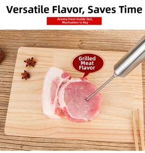 Vue macro d'une seringue à viande en acier 304 piquant de la viande sur une planche