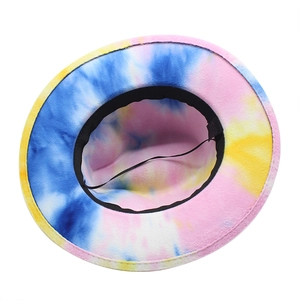 Dettaglio del cappello in feltro tie-dye con fascia antisudore e cordoncino interno regolabile