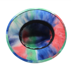 Dettaglio del cappello in feltro colorato tie-dye con fascia antisudore interna