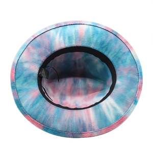 Dettaglio del cappello in lana tie-dye con fascia interna e etichetta del materiale