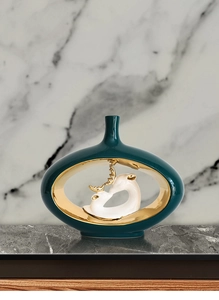 Detalle de escultura de lujo en cerámica con esmalte esmeralda y motivo de ciervo dorado
