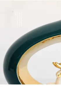 Dettaglio di un moderno ornamento in ceramica verde con fodera in oro lucido decoro