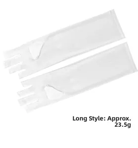 Detail van lange witte UV-beschermende handschoenen met open vingerontwerp en zijdeachtige stof