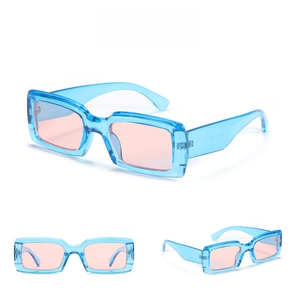 Drie hoeken van retro rechthoekige zonnebrillen met blauw montuur en oranje roze glazen