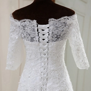 Robe de mariée sirène en dentelle blanche avec épaules dénudées et dos corset lacé