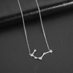 Vue détaillée du collier constellation Scorpion en argent avec zircons sur cuir noir