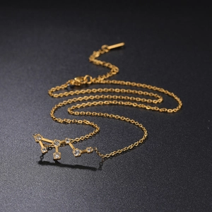 Gros plan du collier constellation Balance doré avec des cristaux étincelants incrustés