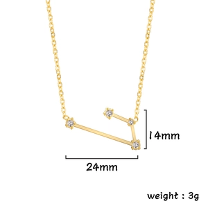 Détail du pendentif astrologique doré de 14mm x 24mm serti de cristaux brillants