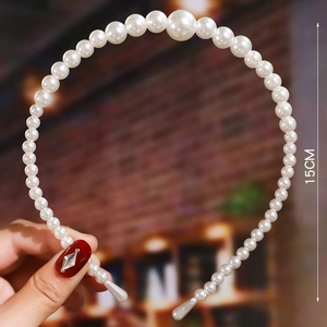 Detail showing a 15CM size pearl headband with elegant gradient white beads