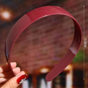 Deep wine red glossy headband with anti-slip teeth and a 13.5cm diameter measurement
