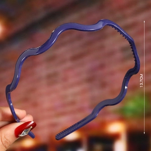 Detail view of purple wavy headband with anti-slip teeth and 13.7cm diameter size