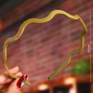 Detail showing the 13.7cm height and non-slip inner teeth of this yellow wavy headband