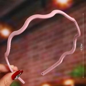 Close-up of pink wavy non-slip headband with size detail of 13.7cm height
