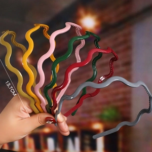 Glossy wavy plastic headbands with non-slip teeth in multiple colors, 13.7cm width