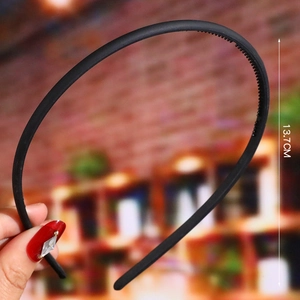Detail shot of black matte headband showing the 13.7CM height and non-slip inner teeth
