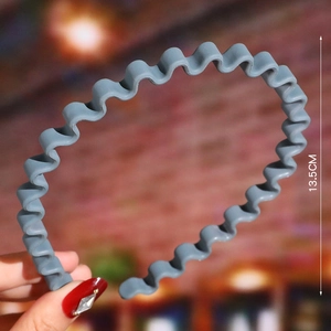 Detail showing 13.5CM size measurement of Morandi blue wavy resin headband