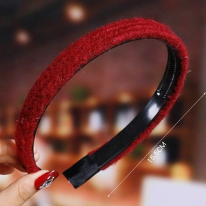 Detail showing the 15.5cm diameter and anti-slip tooth design of the red plush headband