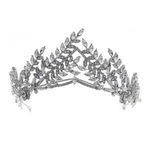 Détail de la couronne de mariée argentée avec motifs de feuilles et zircons transparents