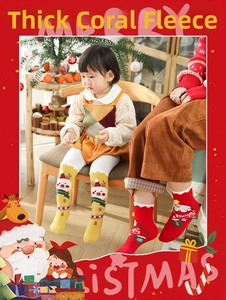 Detailaufnahme dicker Korallenfleece-Weihnachtssocken mit Weihnachtsmann- und Rentier-Motiv
