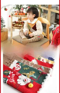 Nahaufnahme dicker Korallenfleece-Weihnachtssocken mit Mustern und 3D-Applikationen