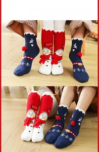 Details von Korallenvlies-Weihnachtssocken mit Rentier- und Schneemann-Stickereimustern