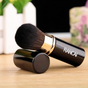 Nahaufnahme ausziehbarer Make-up-Pinsel mit braunen Borsten und schwarz-goldnem Griff