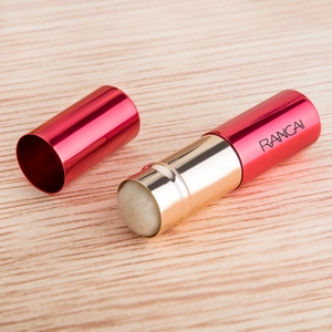 Detail eines tragbaren einziehbaren Make-up-Pinsels mit rosa Metallgriff und dichten Borsten