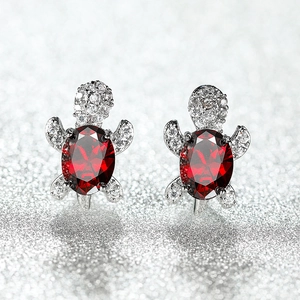 Macro di orecchini a forma di tartaruga in argento con zircone rosso e piccoli cristalli
