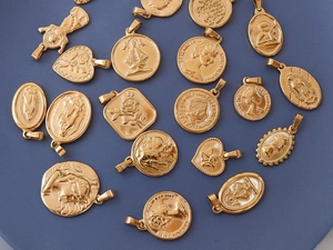Detail von Vintage-Anhängern mit Porträt und Herz aus 18K vergoldetem Edelstahl