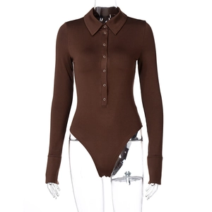 Détail du body à manches longues marron foncé avec col polo et patte de boutonnage